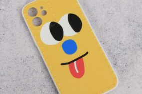 Torbica Smile face za iPhone 12 6.1 zuta