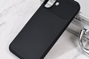 Torbica Defender Carbon za iPhone 16 Plus 6.7 crna