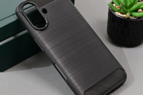 Torbica Defender Safeguard za iPhone 16 6.1 crna
